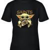 Baby Yoda Loves The New Orleans Saints Star Wars NFL Youth T-Shirt –