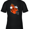 Snoopy And Woodstock Resting On Cincinnati Bengals Helmet Youth T-Shirt –