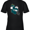 Snoopy And Woodstock Resting On Philadelphia Eagles Helmet Youth T-Shirt –