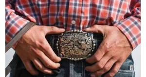 how to put on a belt buckle
