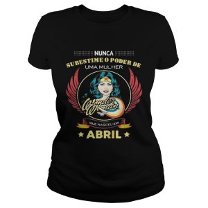 Nunca subestime o poder de uma mulher abril camiseta Shirt 1