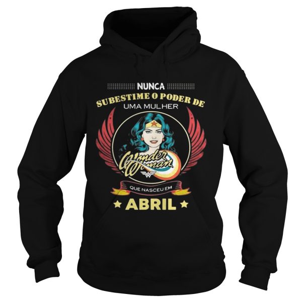 Nunca subestime o poder de uma mulher abril camiseta Shirt